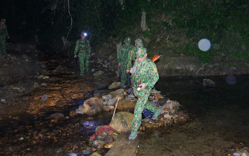 Cán bộ, chiến sĩ chốt số 4, thuộc đồn Biên phòng cửa khẩu quốc tế Nậm Cắn tuần tra trong đêm.