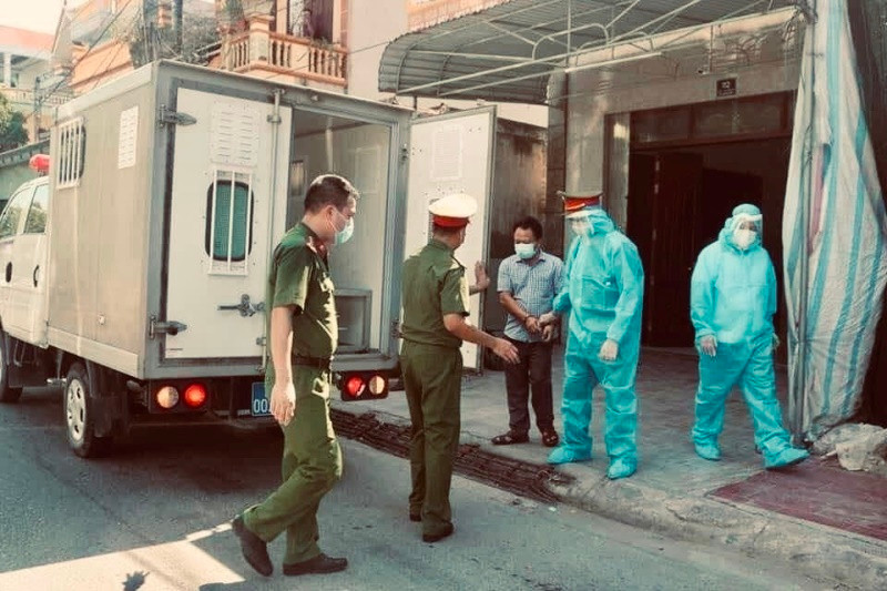 Công an huyện Hải Hậu (Nam Định) tiến hành bắt tạm giam chủ xe khách làm lây lan dịch Covid-19 trên địa bàn huyện.