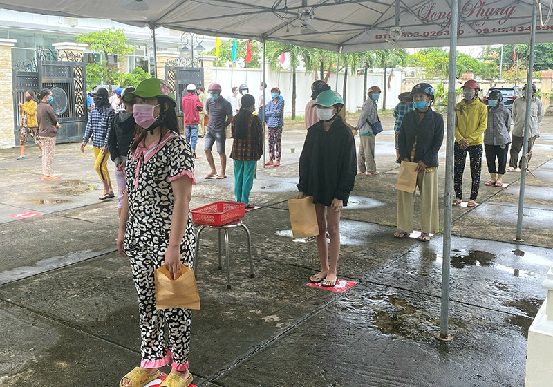 Người dân xếp hàng vào nhận gạo.