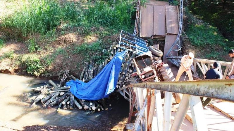 Cơ quan chức năng khám nghiệm hiện trường vụ sập cầu Suối Mum.