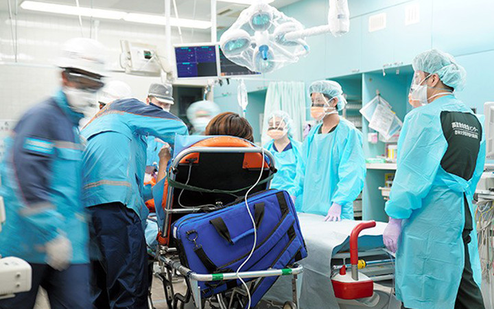 Các y bác sĩ tại bệnh viện Đại học Kyorin (Tokyo) đang tiến hành điều trị một bệnh nhân trong phòng hồi sức cấp cứu. Ảnh: Ryo Kato/The Asahi Shimbun