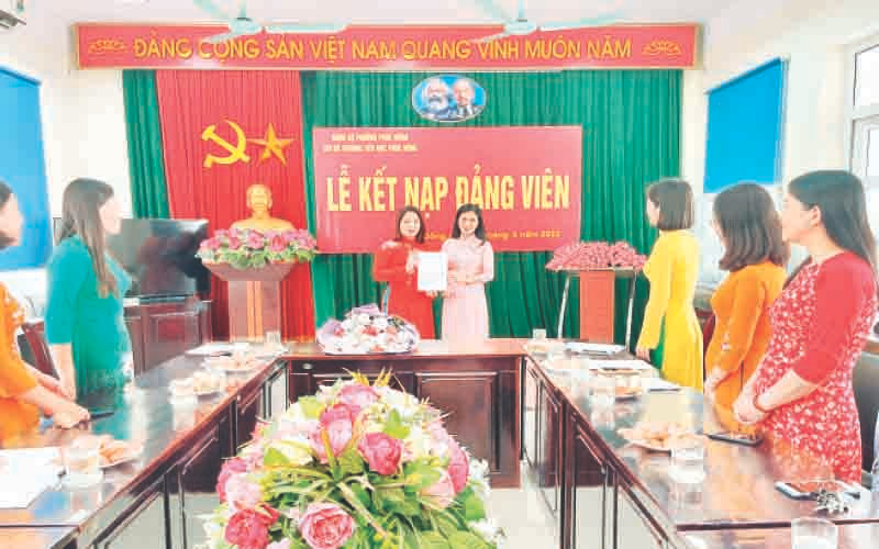 Lễ kết nạp đảng viên mới tại Chi bộ Trường tiểu học Phúc Đồng, phường Phúc Đồng, quận Long Biên. (Ảnh HỒNG HẠNH)