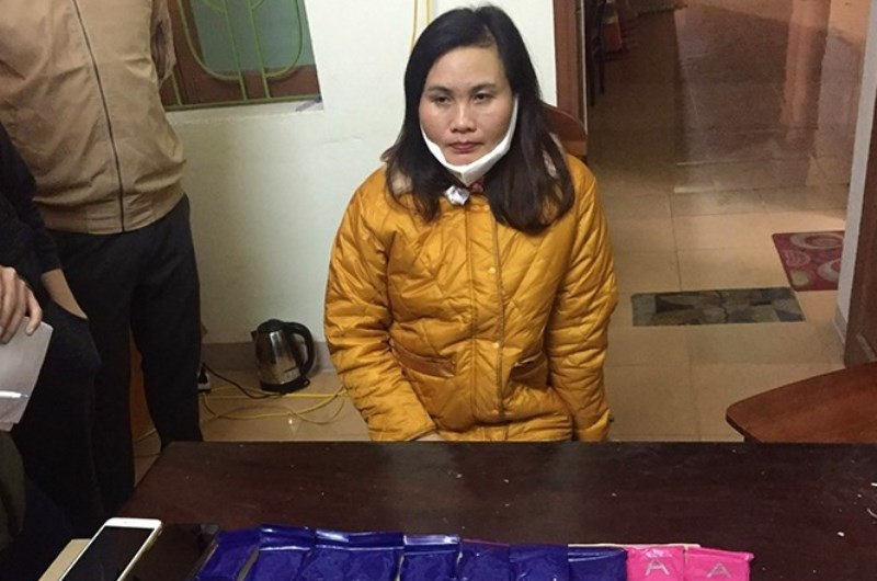 Đối tượng Tống Thị Nhật Xuân cùng tang vật ma túy bị bắt giữ.