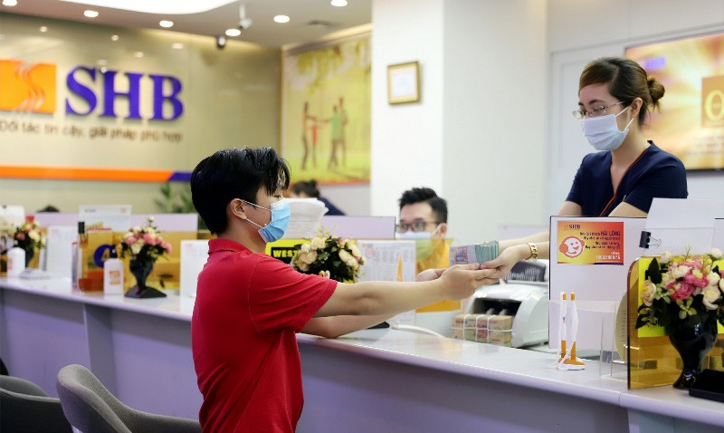 Khách hàng giao dịch tại Ngân hàng SHB.