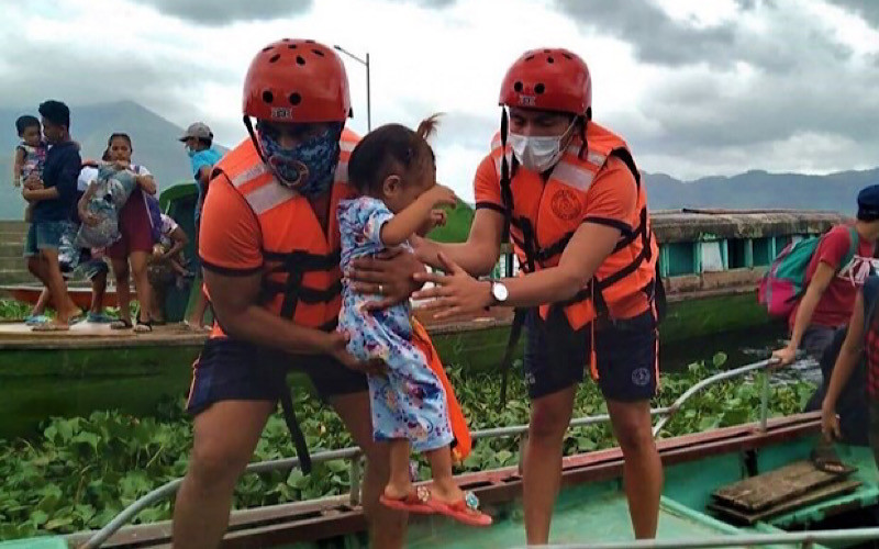 Lực lượng bảo vệ bờ biển Philippines sơ tán người dân ở tỉnh Camarines Sur. (Nguồn: TTXVN/AP)