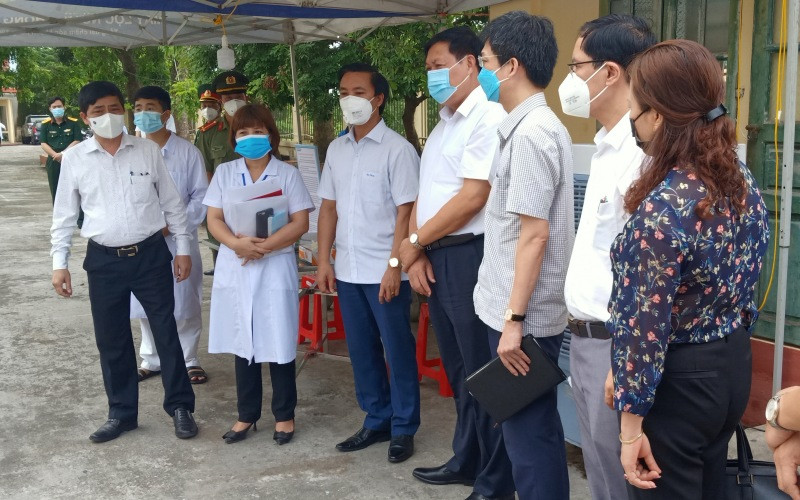 Ban chỉ đạo Quốc gia phòng, chống dịch Covid-19 kiểm tra khu cách ly tập trung huyện Kiến Xương, nơi đang thu dung 83 trường hợp F1 trên địa bàn.