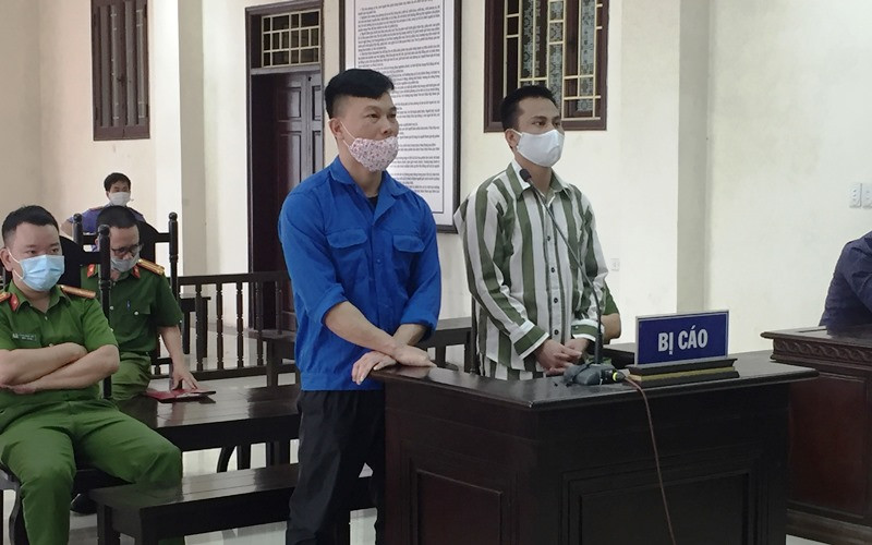 Hai bị cáo Úy và Kiên tại tòa.