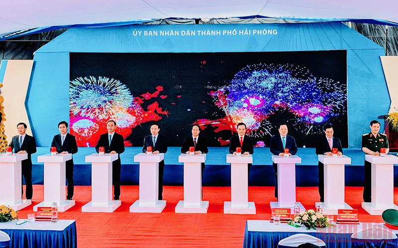 Phó Thủ tướng Chính phủ Lê Văn Thành cùng các đại biểu nhấn nút khởi công xây dựng cầu Bến Rừng.