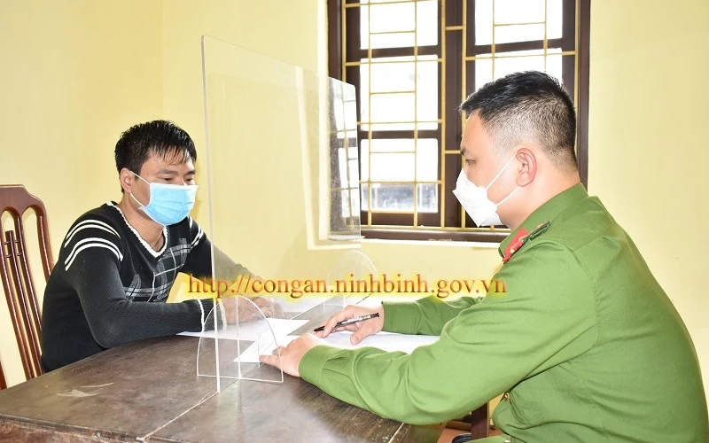 Cơ quan Cảnh sát điều tra ghi lời khai đối tượng Phạm Văn Dũng. (Ảnh: Công an tỉnh Ninh Bình)