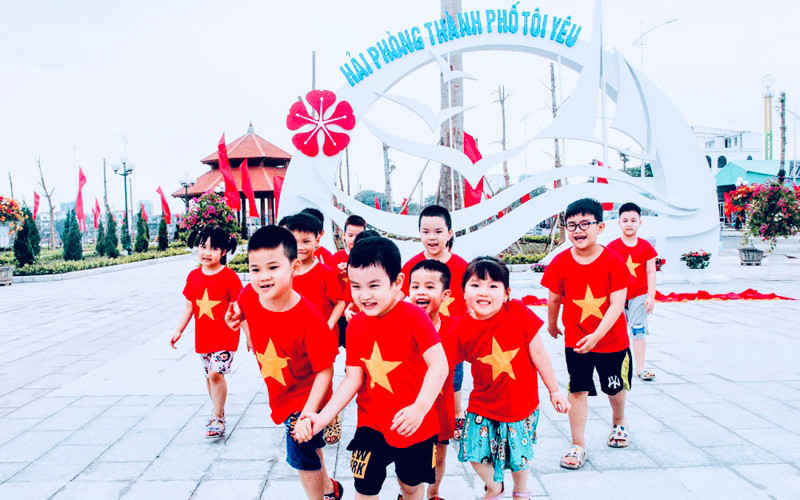 Trẻ em phấn khởi vui chơi tại công viên mới hoàn thành. (Ảnh: Cổng TTĐT TP Hải Phòng)