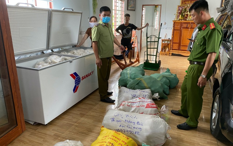 Đoàn kiểm tra làm việc thu giữ hơn 3 tấn chả.