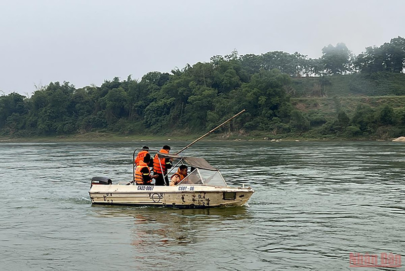 Lực lượng cứu hộ cứu nạn tổ chức tìm kiếm nạn nhân.