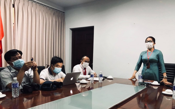 Bà Lê Thị Lan giải thích với Đoàn kiểm tra.