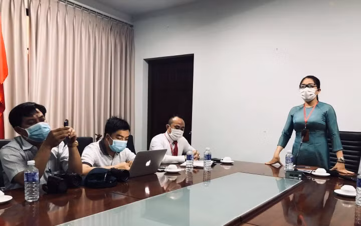 Bà Lê Thị Lan giải thích với Đoàn kiểm tra.