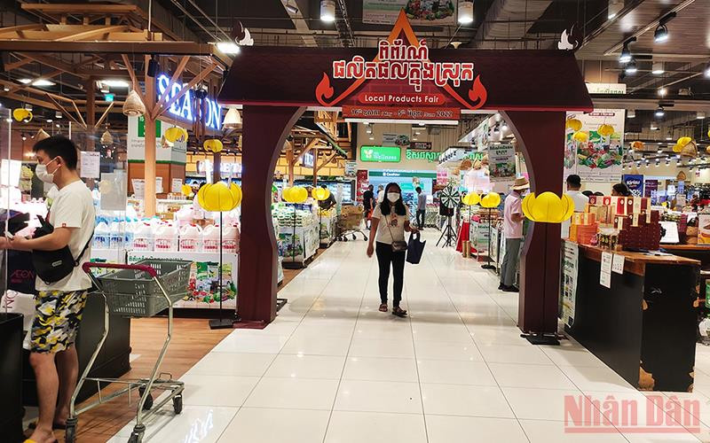 Campuchia duy trì quy định đeo khẩu trang tại nơi tập trung đông người có lắp hệ thống điều hòa (Ảnh: Nguyễn Hiệp)