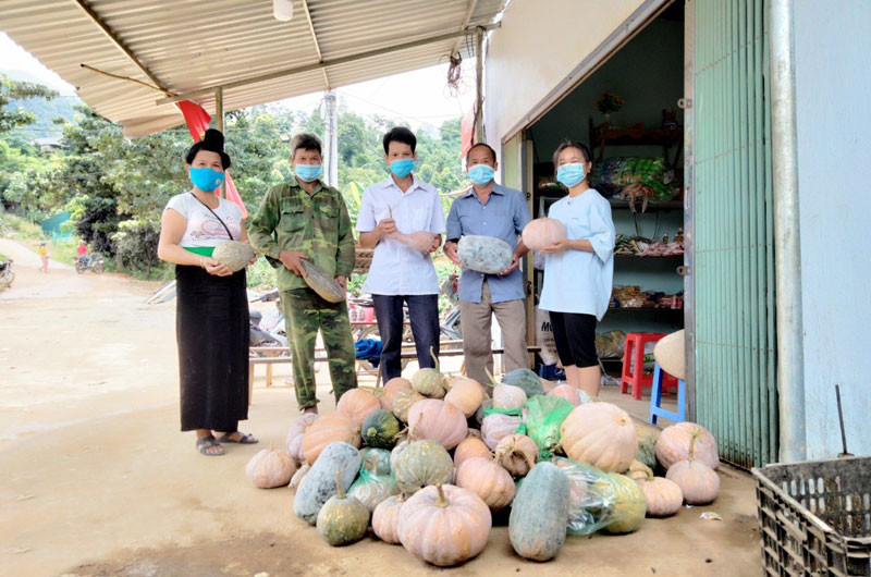 Bà con dân tộc Thái, bản Mánh Đanh, xã Ẳng Cang (huyện Mường Ảng) ủng hộ đồng bào vùng dịch.