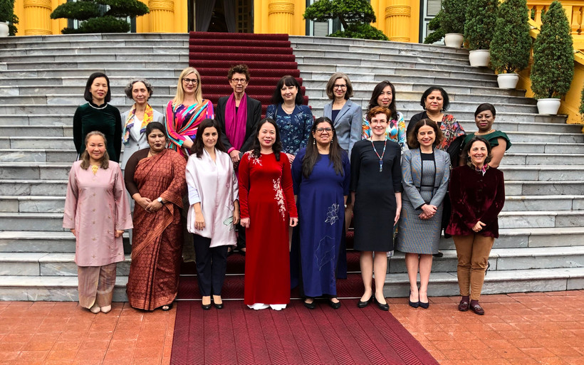 Phó Chủ tịch nước Võ Thị Ánh Xuân chụp ảnh lưu niệm cùng các nữ đại sứ, đại biện các nước tại Việt Nam.