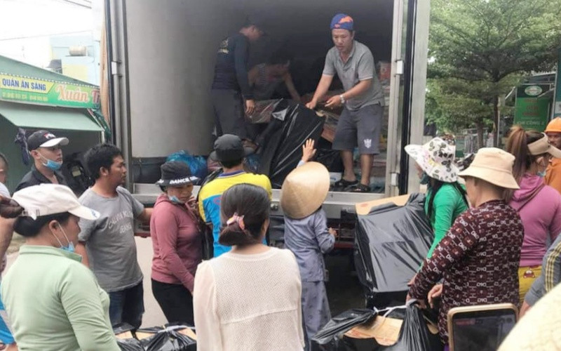 Người dân xã Nhơn Lý, TP Quy Nhơn ủng hộ nhu yếu phẩm cho đồng bào bị lũ lụt.