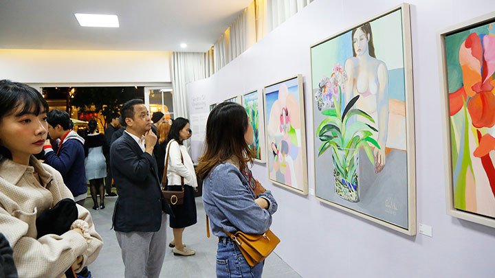 Triển lãm “Vườn địa đàng” thu hút đông đảo khách đến thưởng lãm.