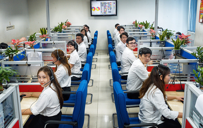 Nhân viên Trung tâm Chăm sóc khách hàng của EVNHCMC. (Ảnh chụp trước thời điểm dịch Covid-19 bùng phát)