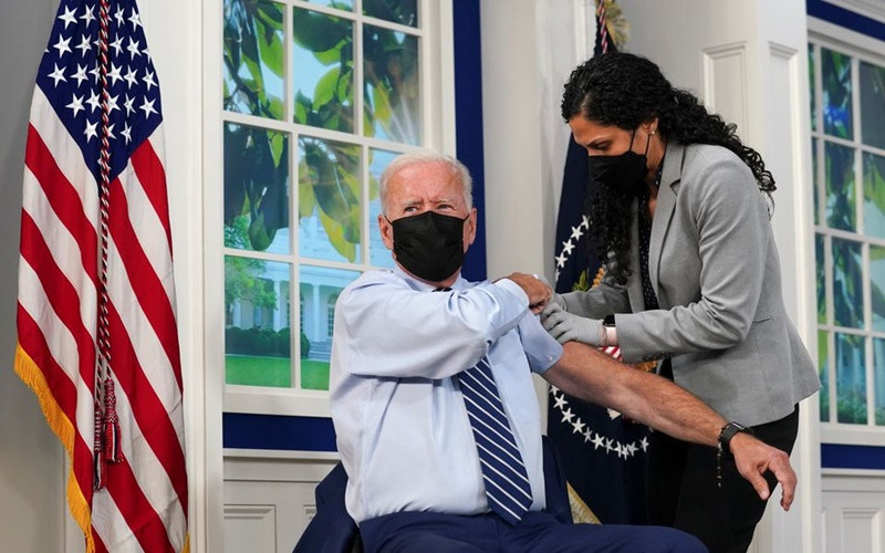 Tổng thống Mỹ Joe Biden tiêm mũi vaccine ngừa Covid-19 tăng cường tại Nhà trắng, ngày 27/9. (Ảnh: Reuters)