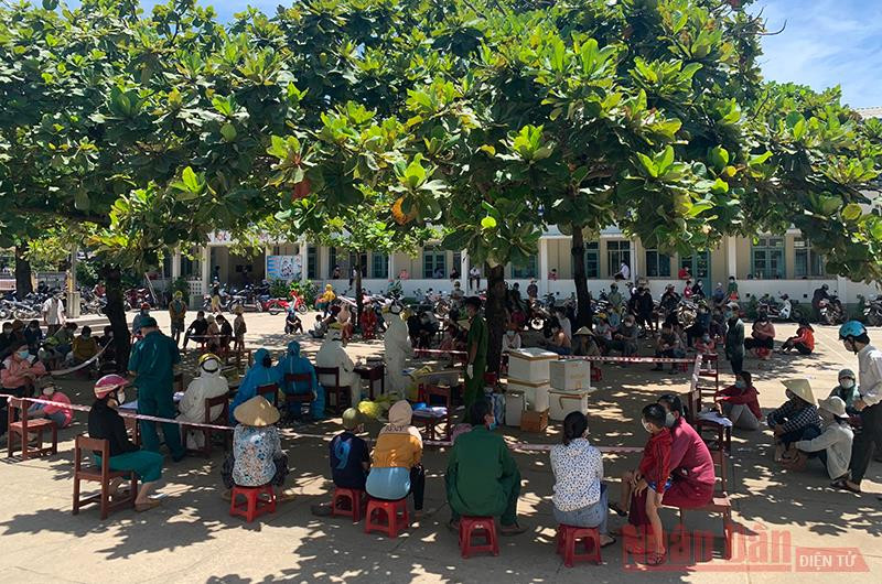 Xét nghiệm Covid-19 trên diện rộng cho người dân vùng tâm dịch phường Phổ Thạnh, thị xã Đức Phổ.