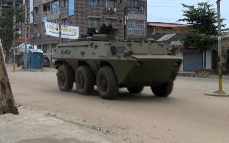 Xe của quân đội di chuyển tại khu vực Kaloum, thủ đô Conakry, Guinea, ngày 5/9. (Ảnh: Reuters)
