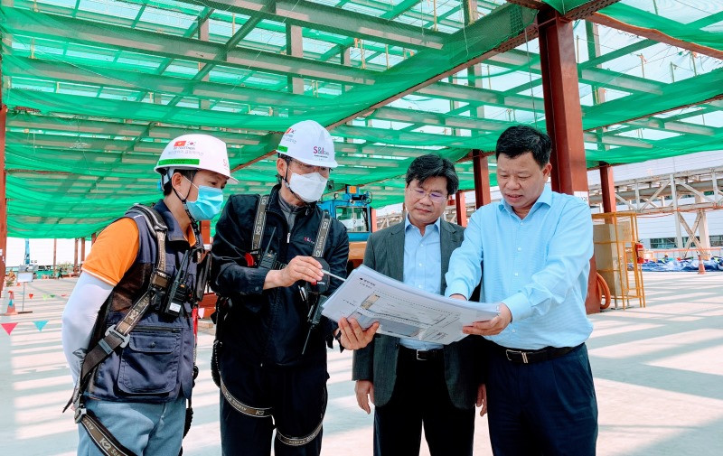 Vừa chống dịch tốt, vừa cải cách thủ tục hành chính, tạo điều kiện cho các nhà đầu tư, Hải Phòng được các doanh nghiệp nước ngoài chọn để tiếp tục đầu tư, mở rộng sản xuất tại đây. Trong ảnh: Tập đoàn LG tiếp tục đầu tư xây dựng nhà xưởng, mở rộng sản xuất tại Khu công nghiệp Tràng Duệ (Hải Phòng). (Ảnh: Ngô Quang Dũng) 