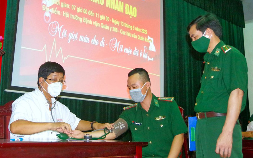 Cán bộ, chiến sĩ Biên phòng khám sức khỏe trước khi hiến máu.