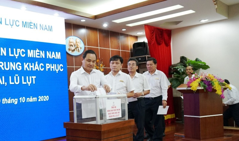 Lãnh đạo, cán bộ công nhân viên EVNSPC quyên góp ủng hộ đồng bào miền trung đang nhiều khó khăn do lũ lụt.