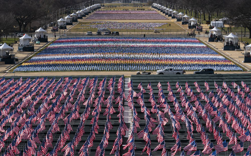 Quốc kỳ Mỹ đặt tại khu vực National Mall trước lễ nhậm chức của ông Biden và bà Harris. (Ảnh: AP)