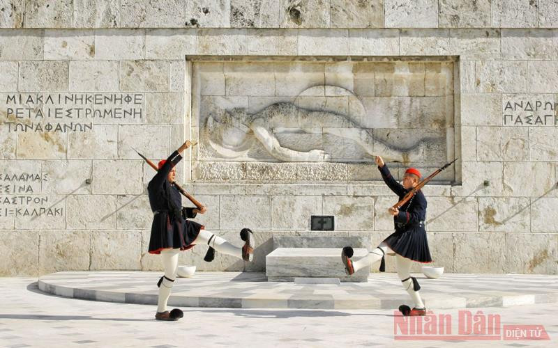 Những người lính Evzone là đối tượng được du khách chụp hình nhiều thứ 2 tại Hy Lạp, chỉ sau ngôi đền thờ linh thiêng Parthenon. 