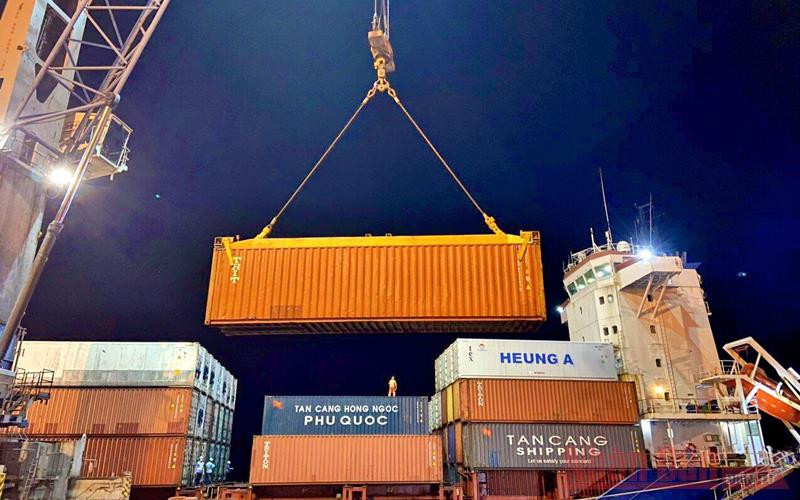 Tàu Tân Cảng Pioneer vào “ăn hàng” tại Cảng Vũng Áng. 