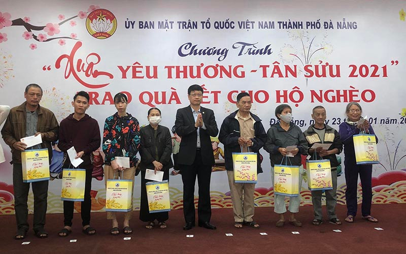 Trao quà Tết cho các gia đình hộ nghèo.