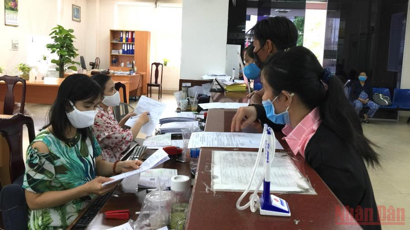 Người lao động làm thủ tục về Bảo hiểm xã hội tại Cơ quan Bảo hiểm xã hội Thành phố Hồ Chí Minh.