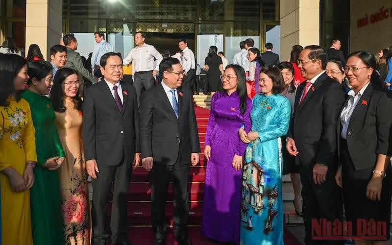 Chủ tịch Quốc hội Vương Đình Huệ trò chuyện với các đại biểu Quốc hội trẻ tại buổi gặp mặt. (Ảnh: Duy Linh)