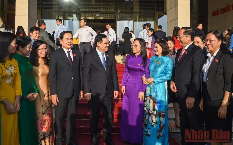 Chủ tịch Quốc hội Vương Đình Huệ trò chuyện với các đại biểu Quốc hội trẻ tại buổi gặp mặt. (Ảnh: Duy Linh)