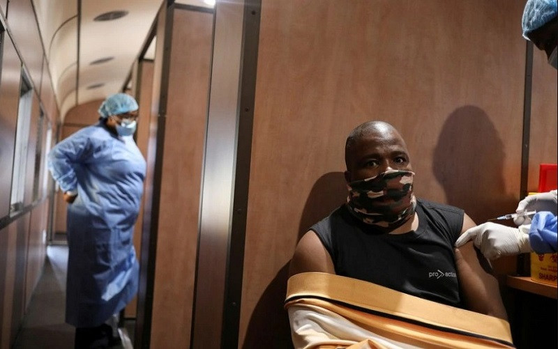 Tiêm vaccine ngừa Covid-19 lưu động tại nhà ga Springs ở East Rand, Nam Phi, ngày 27/8/2021. (Ảnh: Reuters)