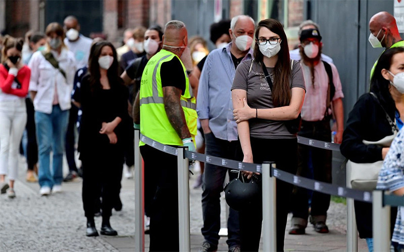 Người dân xếp hàng để tiêm vaccine ngừa Covid-19 tại Berlin, Đức, ngày 9/8/2021. (Ảnh: Reuters)