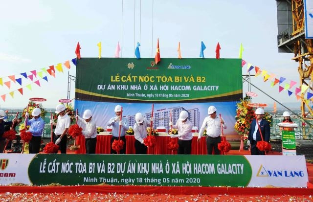 Chủ đầu tư cùng các đối tác thực hiện nghi thức Lễ cất nóc hai tòa nhà B1 và B2.