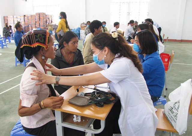 Người dân được thăm khám, cấp thuốc miễn phí và tư vấn sức khỏe.