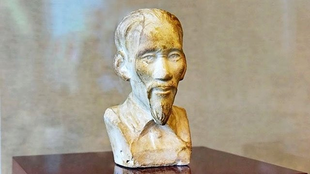 Bức tượng Chủ tịch Hồ Chí Minh mà ông Paul Antoine Miniconi và gia đình trân trọng gìn giữ nhiều năm qua.
