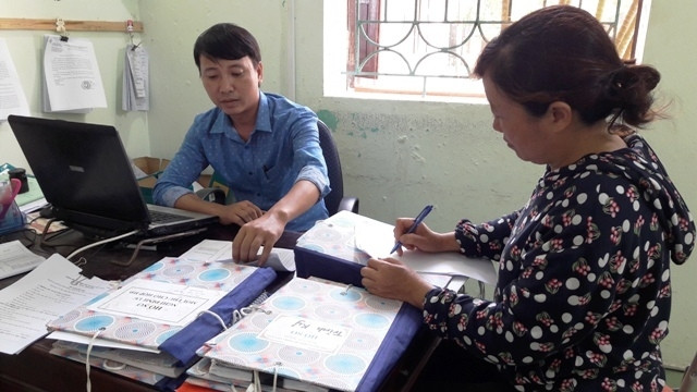 Sau khi được cán bộ “động viên”, chị Bùi Thị Hòa, ở thôn 2, xã Quảng Hòa, huyện Quảng Xương có hai người con đã tốt nghiệp đại học, tình nguyện ủng hộ lại Nhà nước khoản tiền hỗ trợ cho ba người thuộc