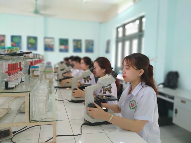 Sinh viên Trường cao đẳng Y Dược Tuệ Tĩnh Hà Nội trong giờ thực hành.
