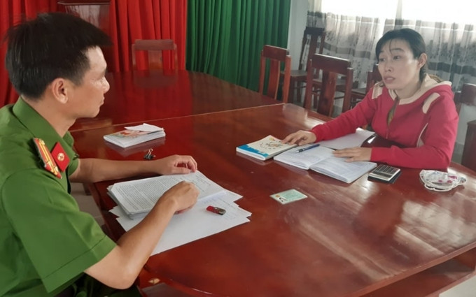 Bà Võ Oanh Lệ Hằng tại Công an xã Thạnh Phú.