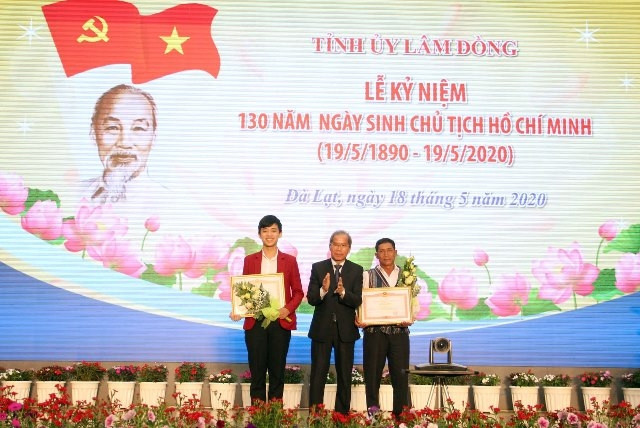 Bí thư Tỉnh ủy Lâm Đồng trao bằng khen Thủ tướng tặng hai cá nhân tiêu biểu trong học tập và làm theo tư tưởng, đạo đức, phong cách Hồ Chí Minh.