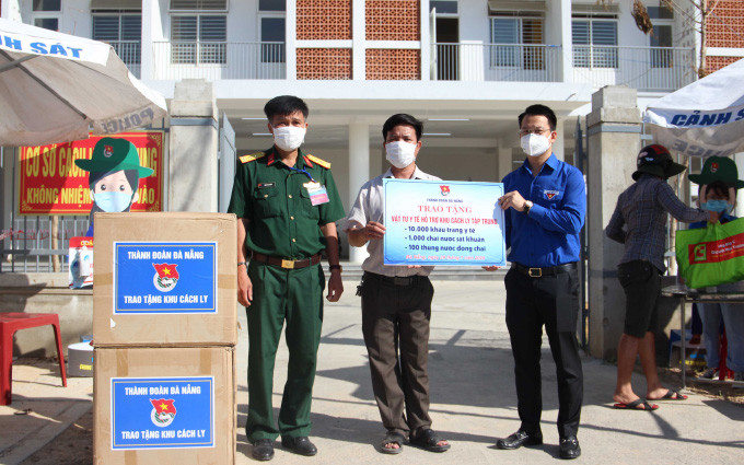 Trao tặng nhu yếu phẩm cho khu cách ly