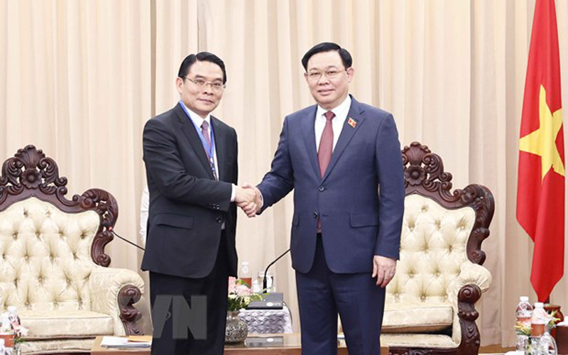 Chủ tịch Quốc hội Vương Đình Huệ tiếp Bí thư, Tỉnh trưởng Champasak Vilayvong Bouddakham. (Ảnh: Doãn Tấn/TTXVN)