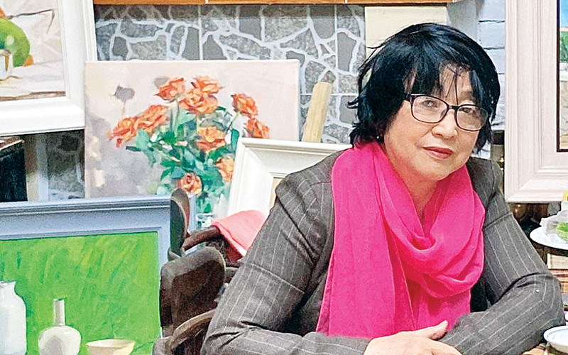 Họa sĩ Trần Thị Trường trong xưởng vẽ.