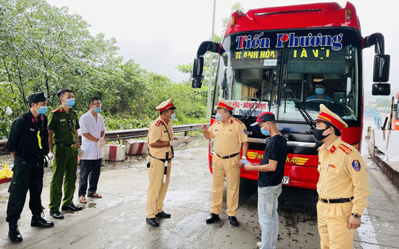 Kiểm soát phương tiện vận tải hành khách trước thời điểm dừng vận tải hành khách tuyến cố định Thanh Hóa-Hà Nội